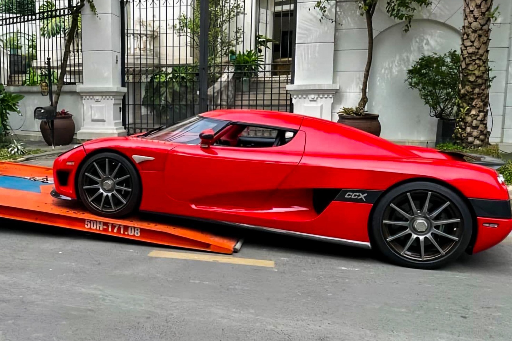 Koenigsegg CCX lan dau xuat hien tren pho Viet Nam hinh anh