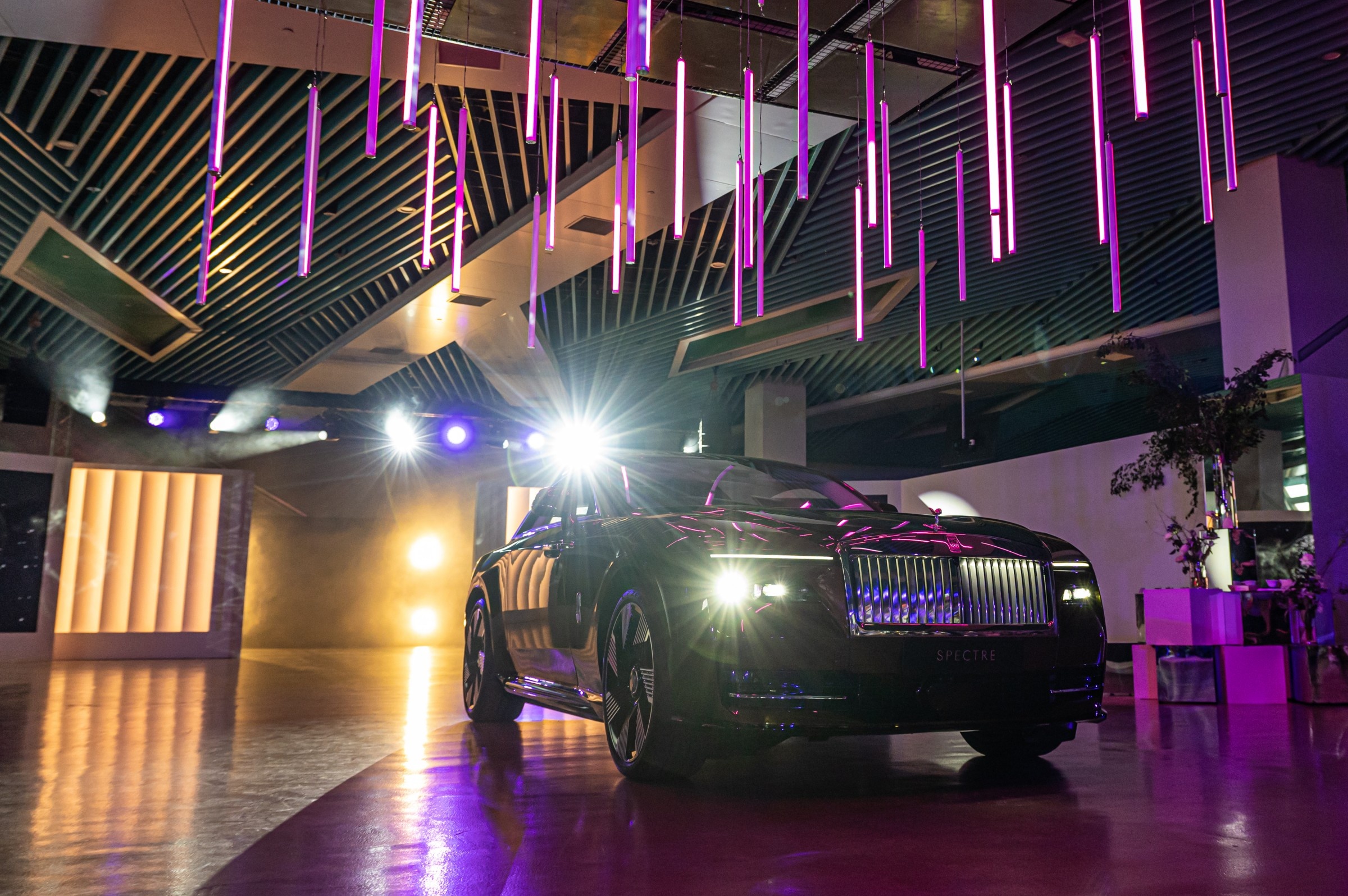 Rolls-Royce Spectre anh 7