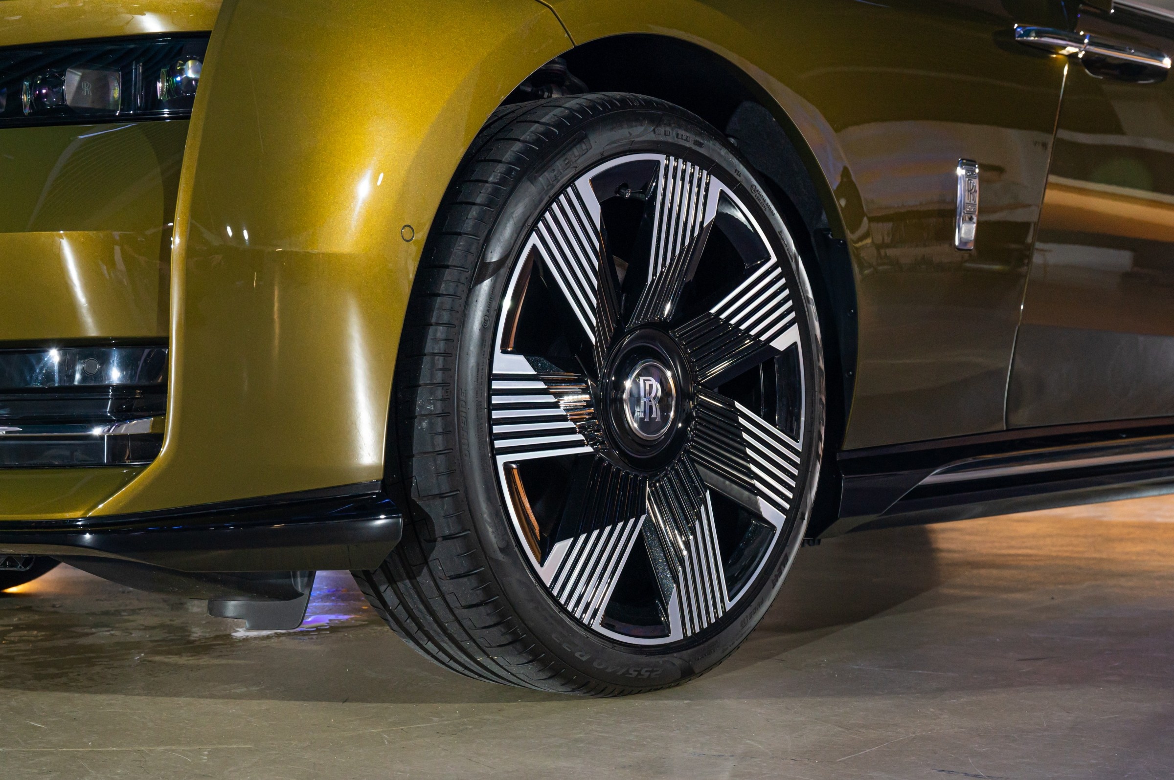 Rolls-Royce Spectre anh 9