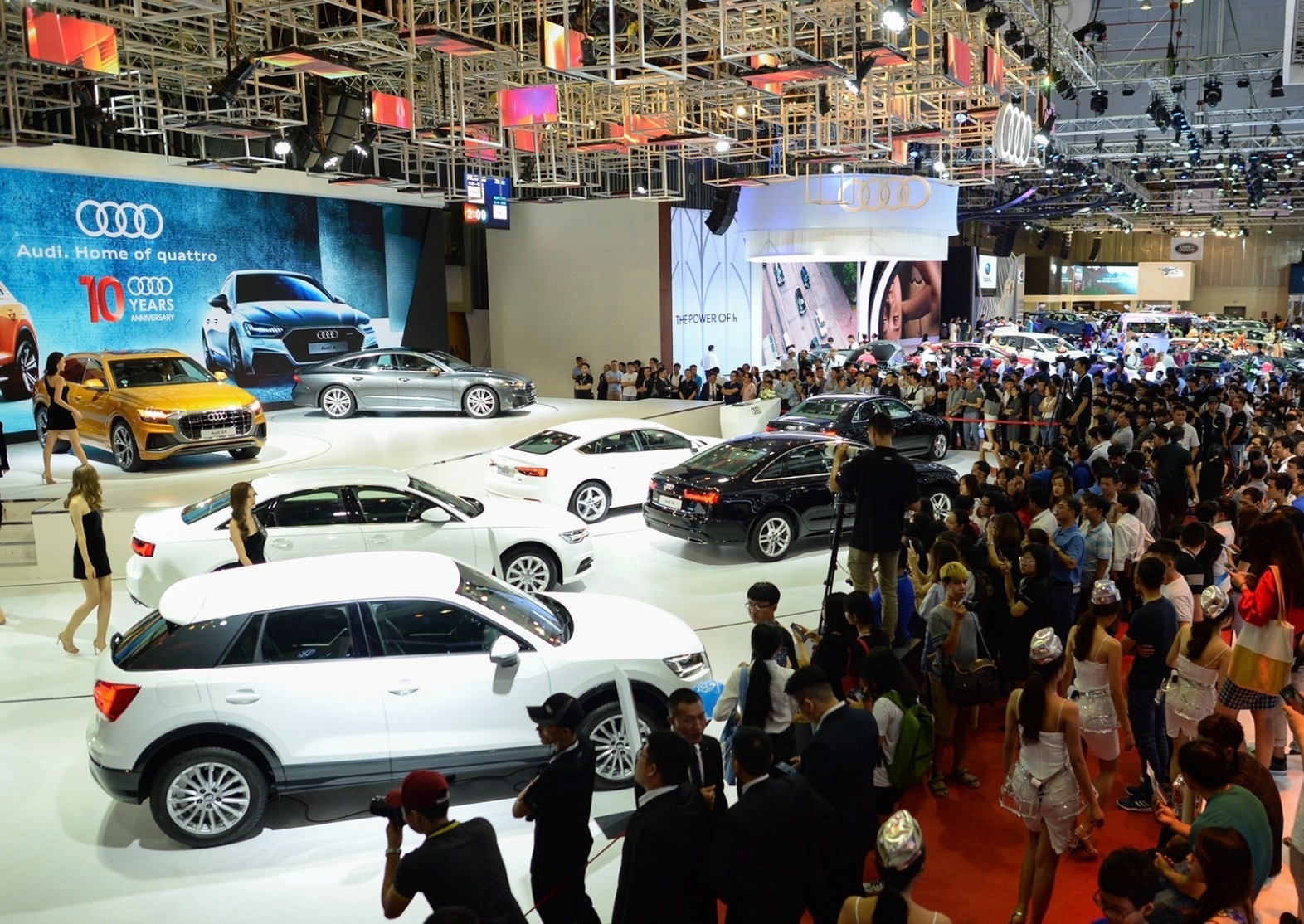 Khach hang van ngong gia xe tiep tuc giam hinh anh