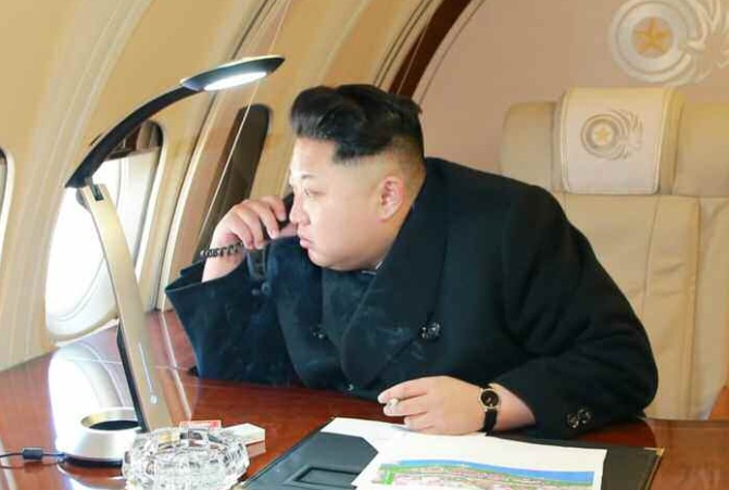 Ong Kim Jong Un se den Ha Noi bang tau lua hay may bay? hinh anh