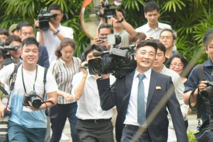 Hang loat phong vien quoc te da den VN de don hoi nghi Trump - Kim hinh anh