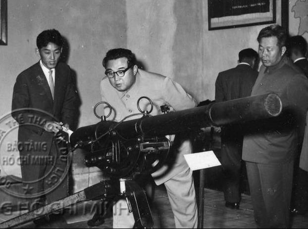 Nhung hinh anh dac biet cua ong Kim Nhat Thanh tham VN 60 nam truoc hinh anh