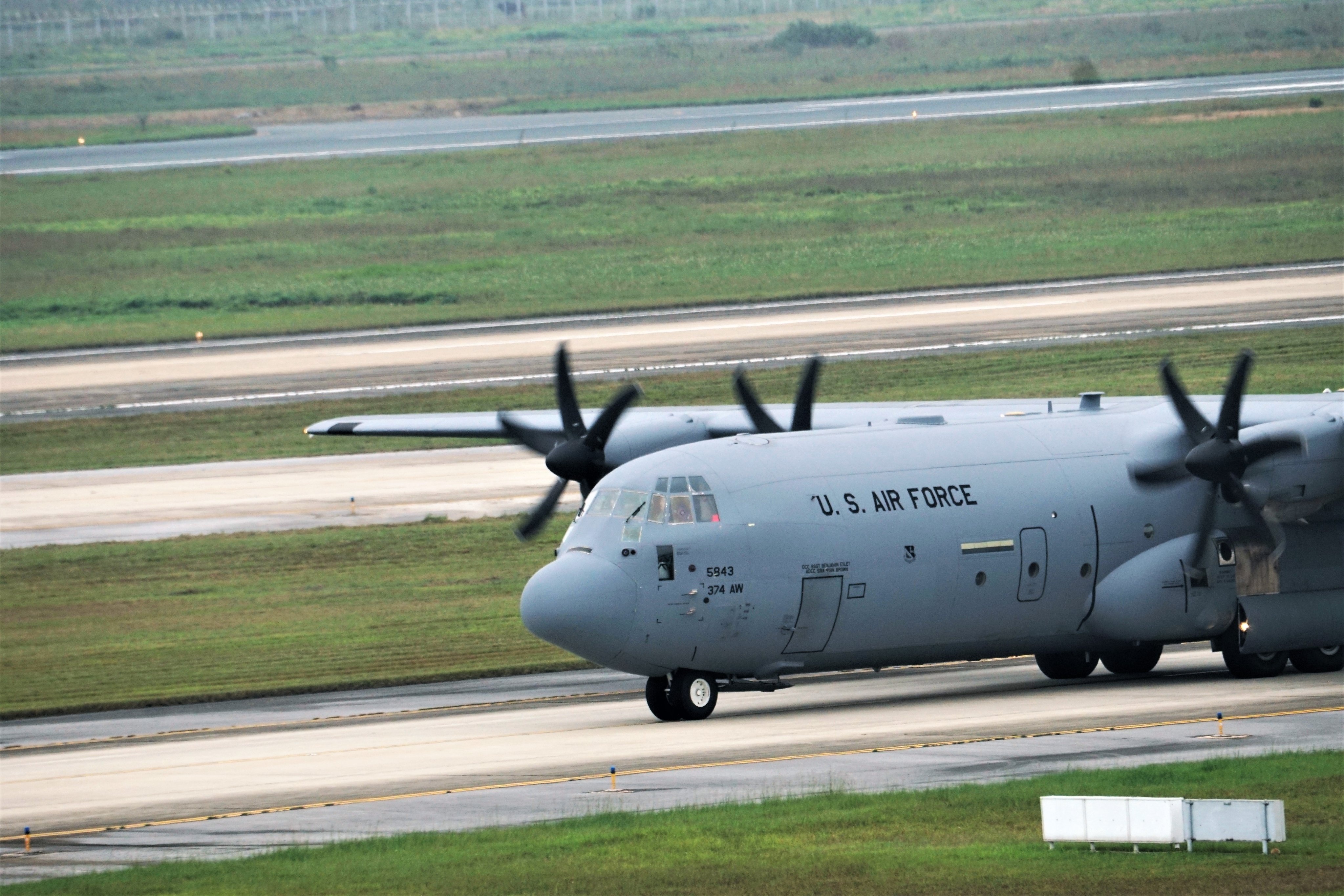 'Luc si' C-130 cua Khong quan My ha canh tai Noi Bai hinh anh