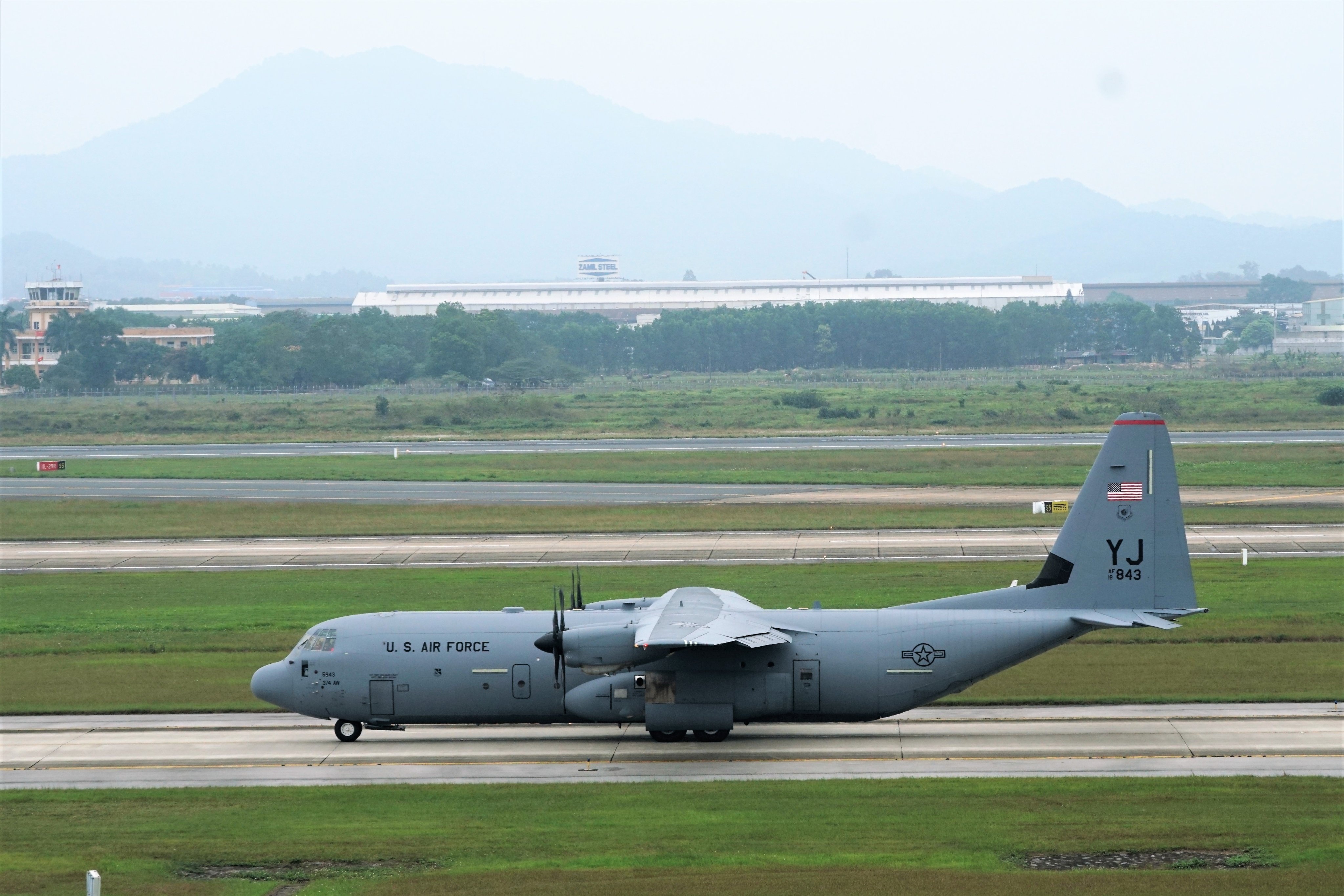 may bay cho hang c-130 cua my anh 2