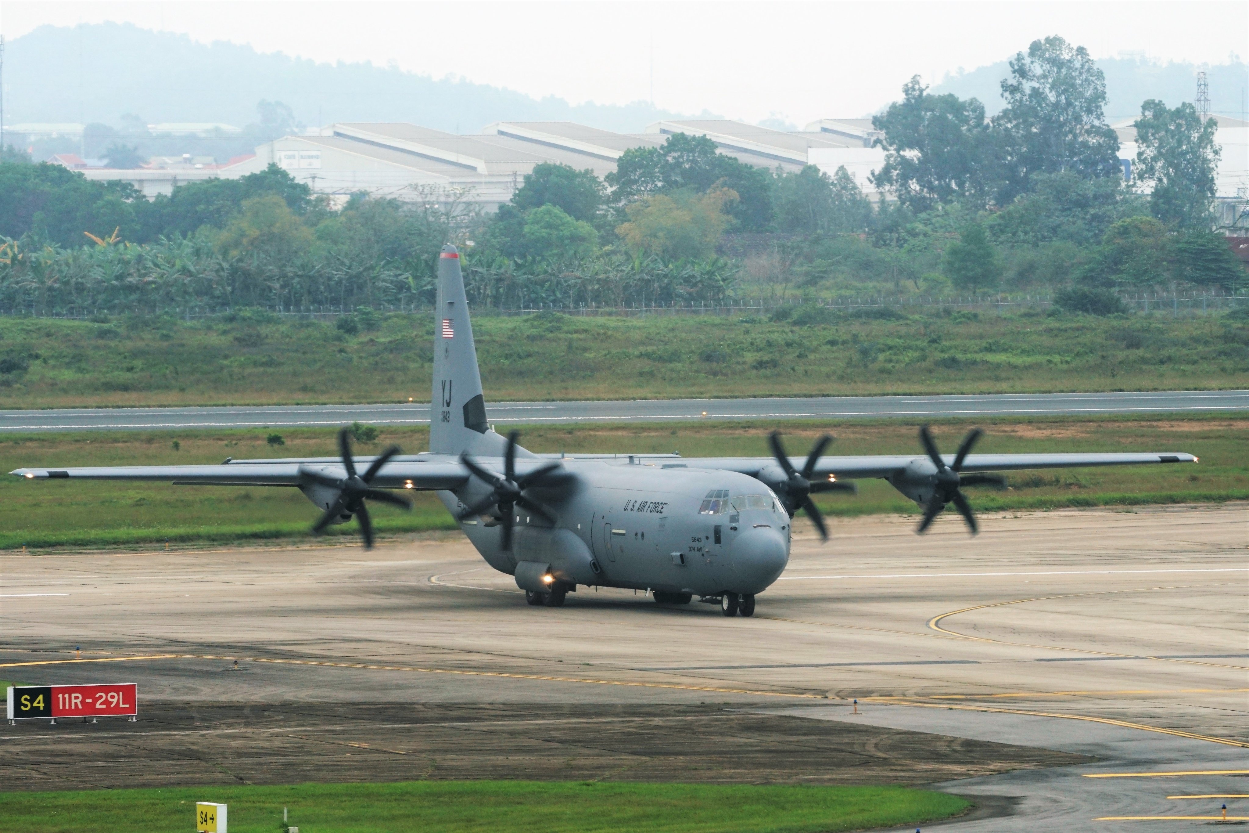 may bay cho hang c-130 cua my anh 1