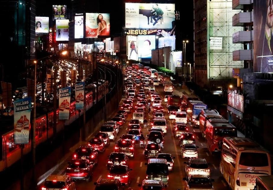 Noi kho Manila - lam viec trong xe, day con o nha vi so tac duong hinh anh