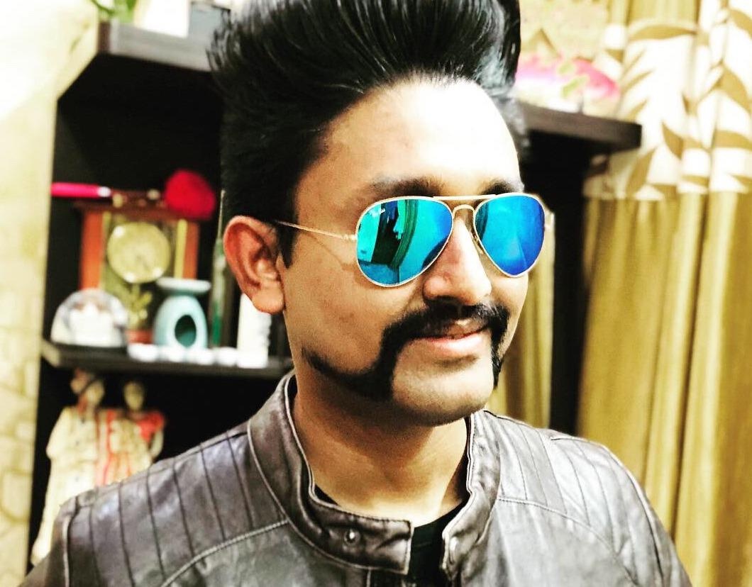 Tro ve nuoc, phi cong An Do thanh anh hung, ngoi sao thoi trang hinh anh