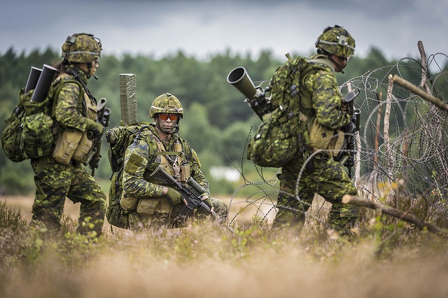 Chi huy NATO keu goi My dua them tau chien den chau Au doi pho Nga hinh anh