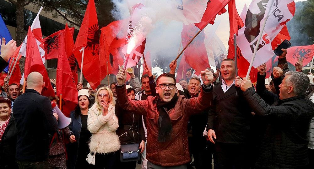 Phan doi khap Balkan, nguoi bieu tinh chiem dai truyen hinh Serbia hinh anh