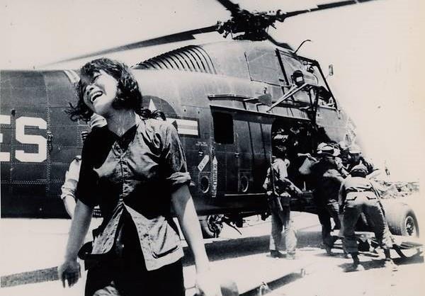 Nhung buc anh chup giua bom roi dan lac trong 30 nam chien tranh o VN hinh anh