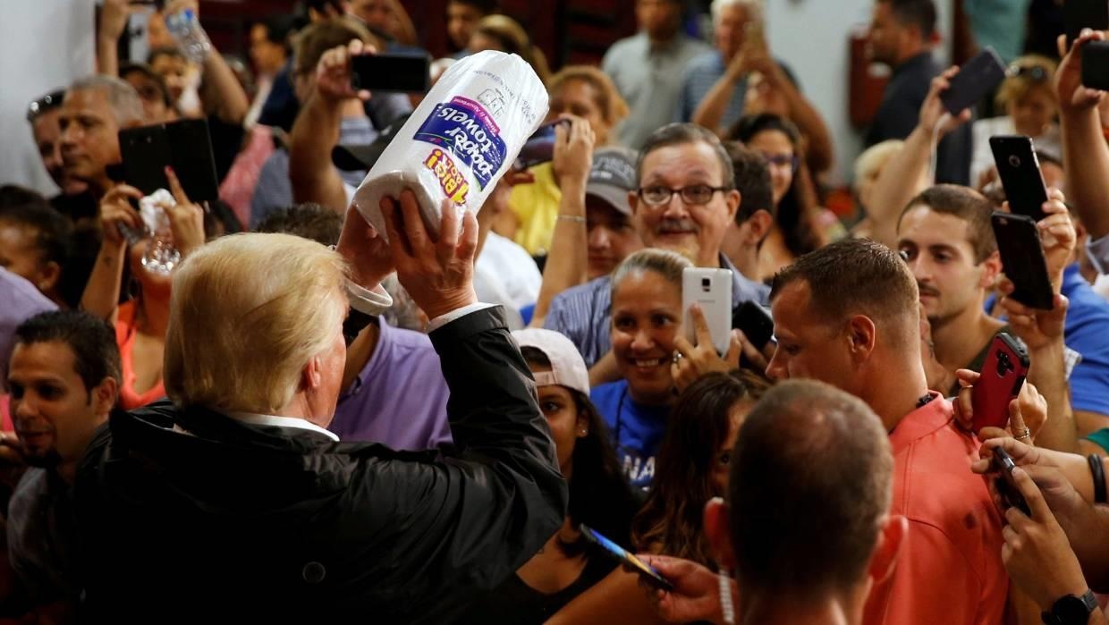 ong Trump dung vali hat nhan anh 1