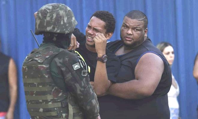 Binh linh Brazil ban hon 80 phat dan vao oto cho gia dinh di du tiec hinh anh