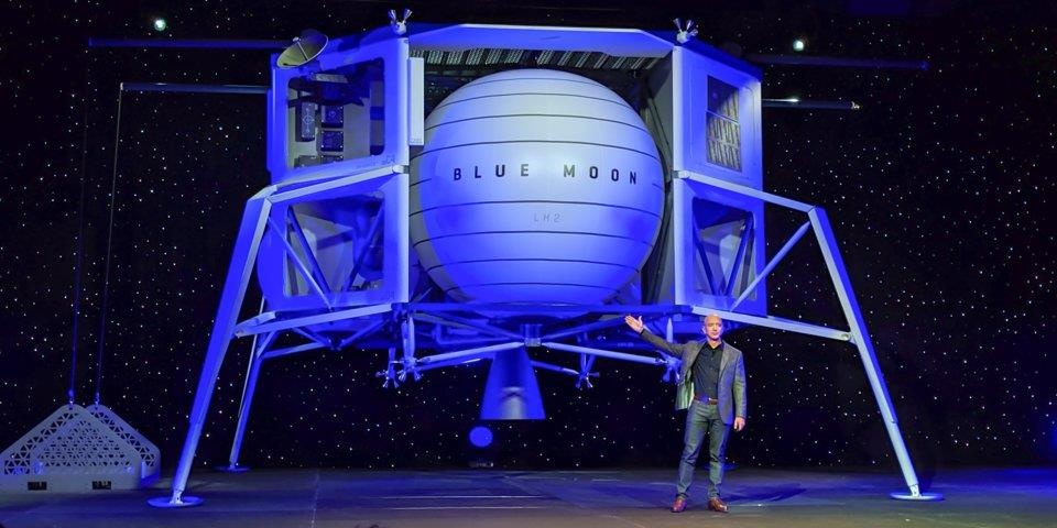 dua nguoi len mat trang va sao hoa anh 1