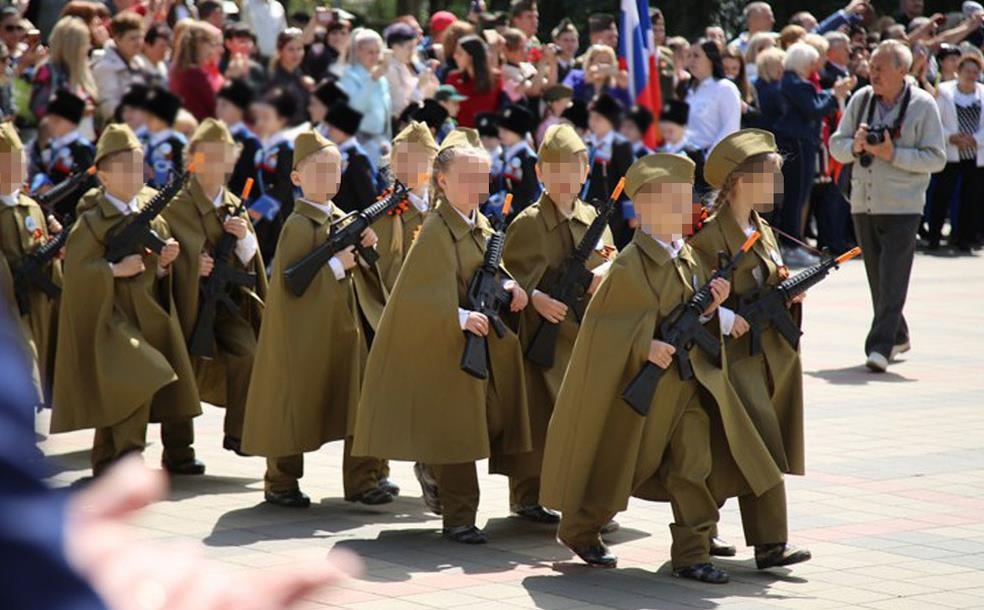 Cuoc dieu hanh cam sung cua tre mau giao Nga gay bao phan no hinh anh