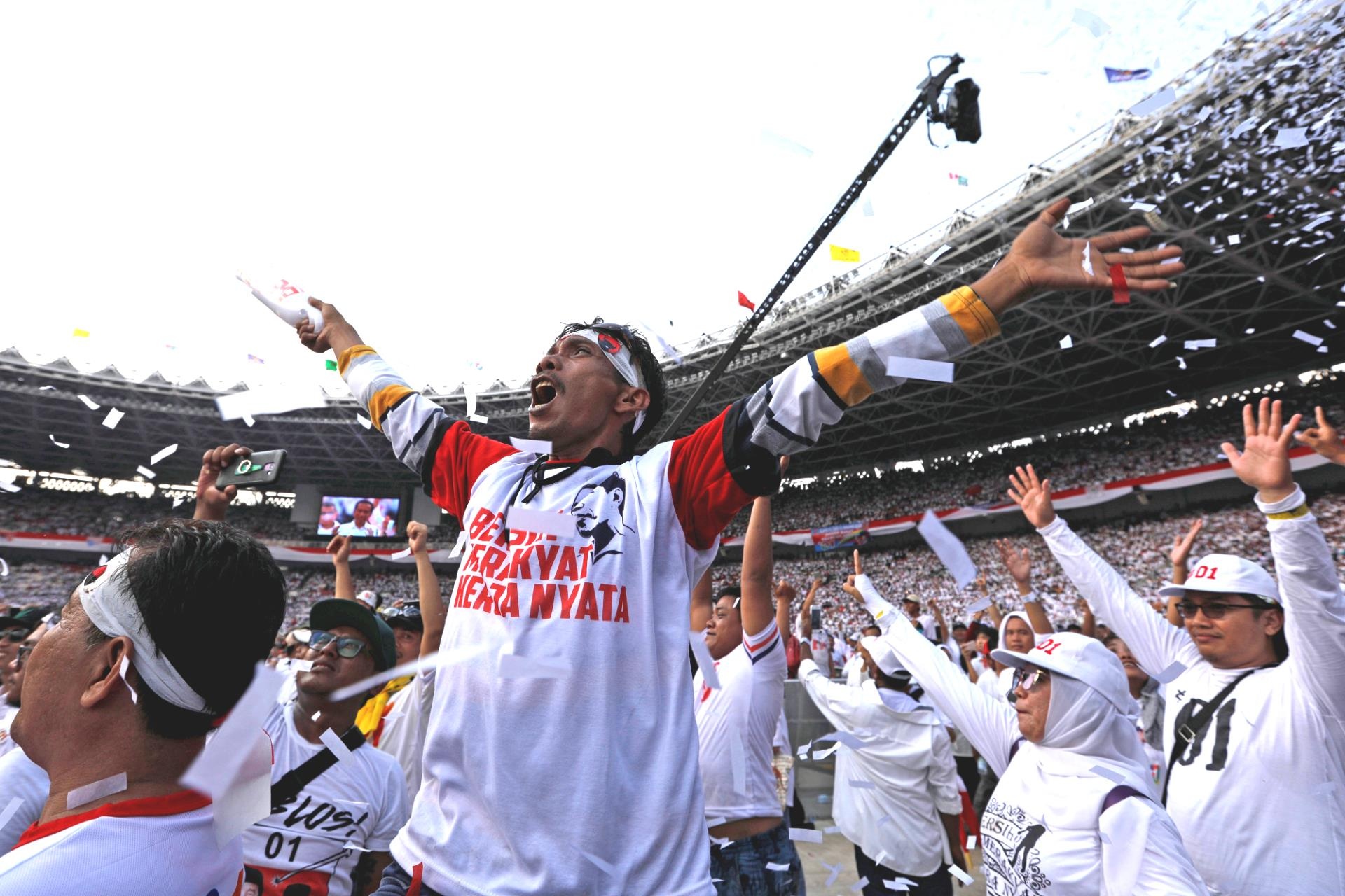 Hau bau cu Indonesia, DSQ Viet Nam khuyen nguoi Viet han che ra duong hinh anh