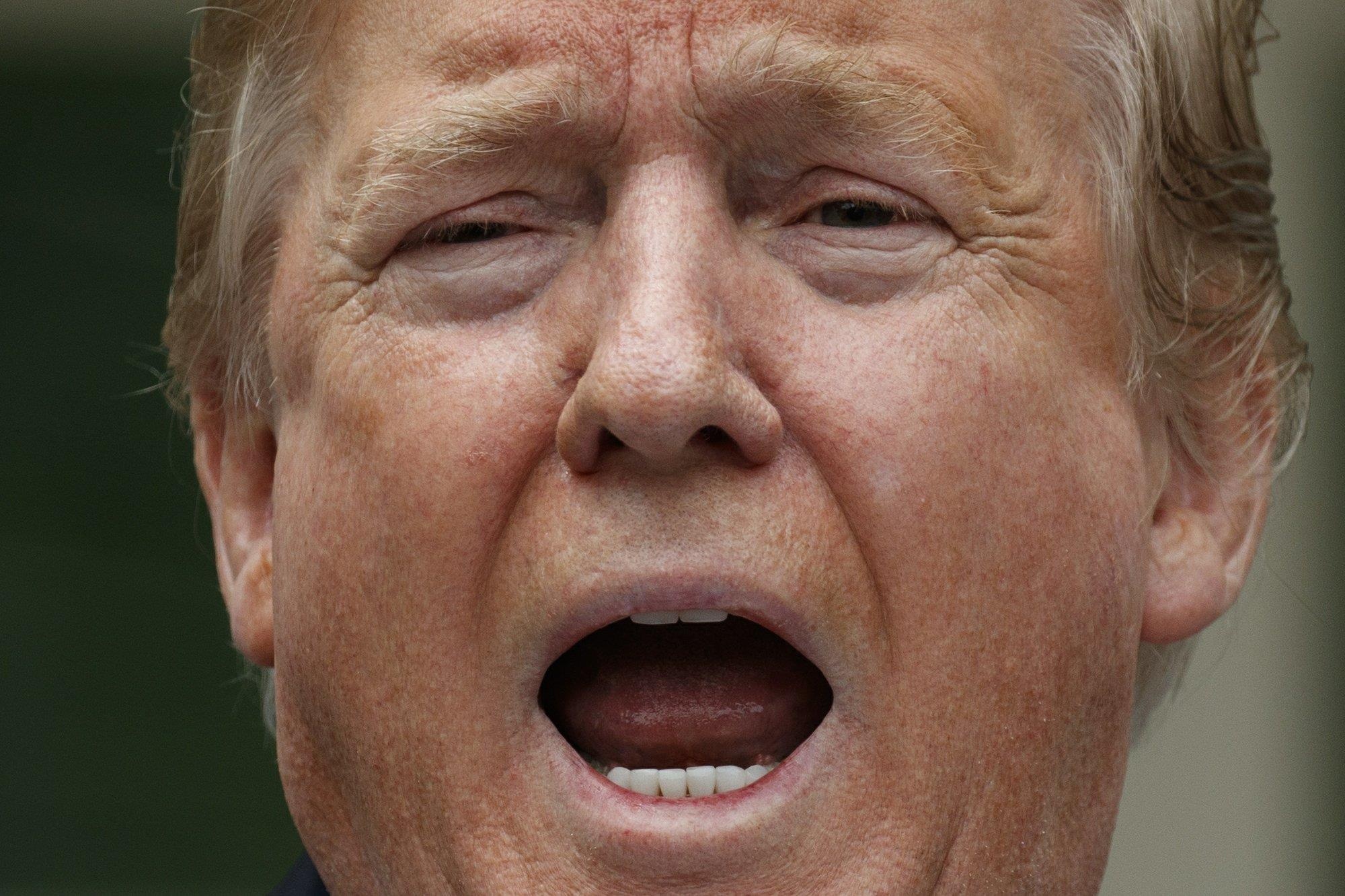 TT Trump gap lanh dao dang Dan chu 3 phut roi bo ve trong cuong no hinh anh