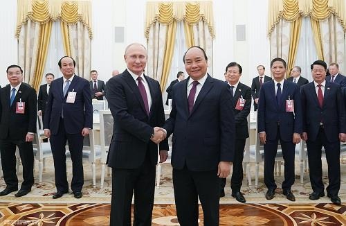 Thu tuong Nguyen Xuan Phuc hoi kien Tong thong Putin hinh anh
