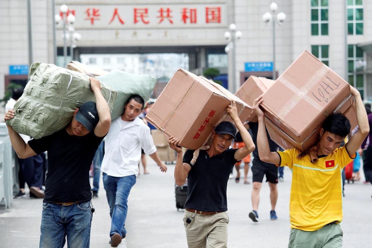 My canh bao dot thue nham vao 300 ty USD hang TQ sau 1 thang nua hinh anh