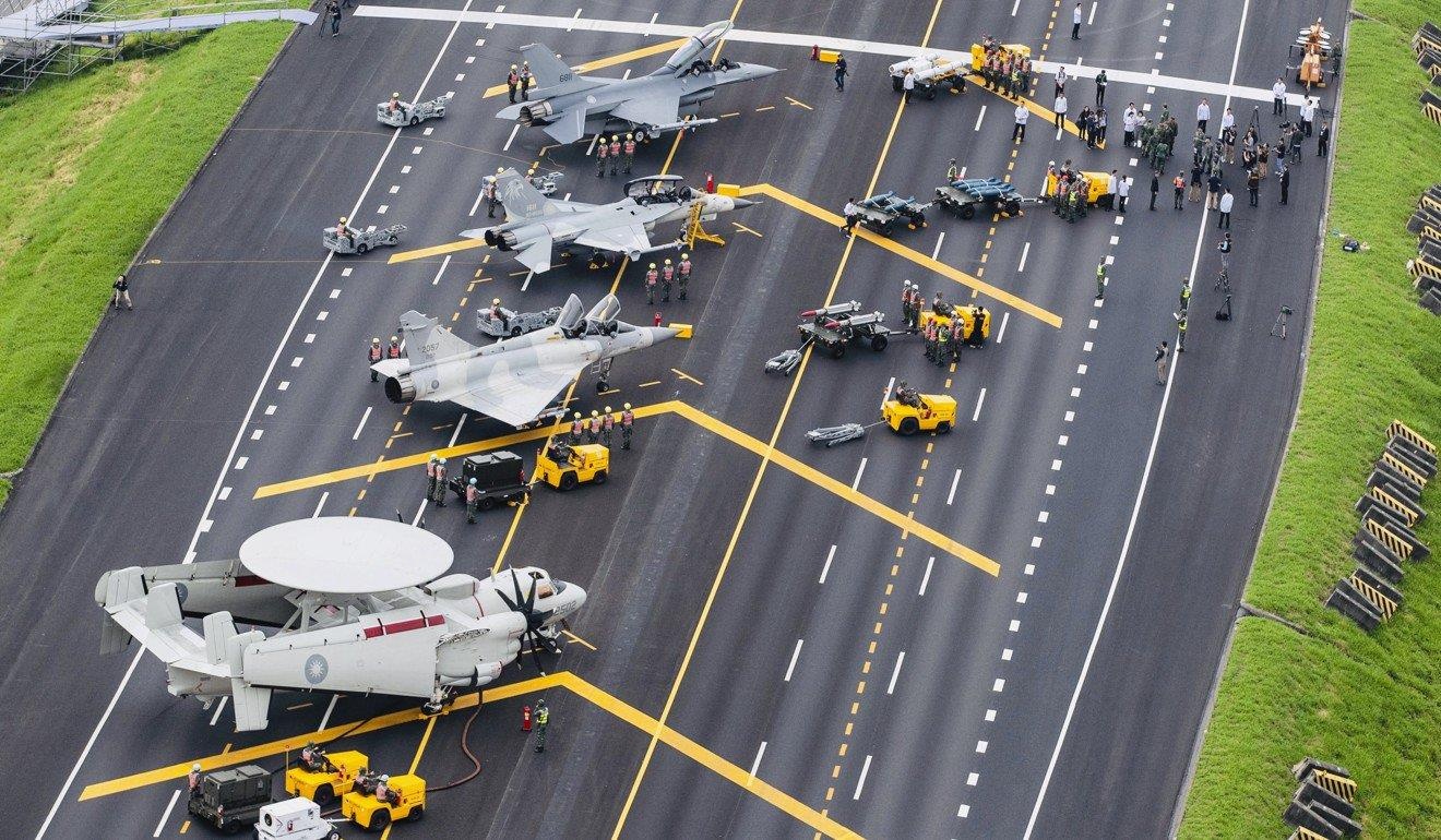 May bay Dai Loan ha canh xuong cao toc trong cuoc tap tran doi pho TQ hinh anh