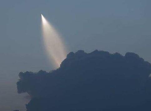 'Ban co tin vao UFO?' - TQ tiet lo ten lua hat nhan moi qua Weibo hinh anh