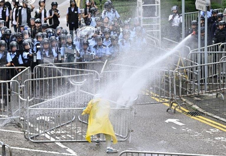 Canh sat dung do nguoi bieu tinh, Hong Kong hoan hop ve du luat dan do hinh anh