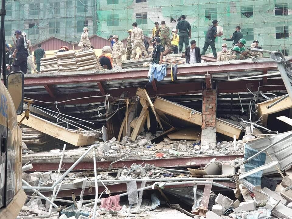 Sap nha 7 tang cua cong ty TQ o Campuchia, 3 nguoi chet hinh anh