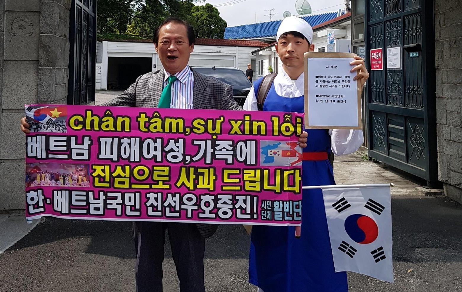 NGO Han 'thay mat ca nuoc' xin loi vu co dau Viet o Dai su quan VN hinh anh