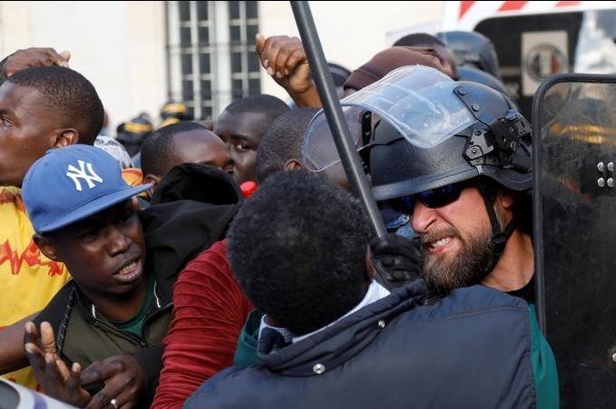 Di dan chau Phi o Paris xong vao lang mo co bieu tinh, doi o lai Phap hinh anh