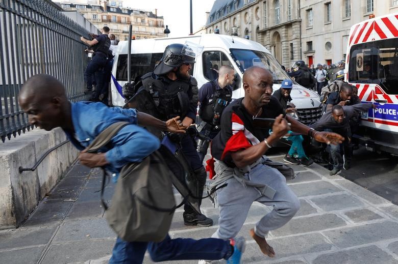 di dan bieu tinh o Paris anh 8