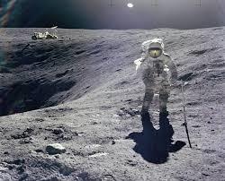 12 nguoi tung len Mat Trang anh 10