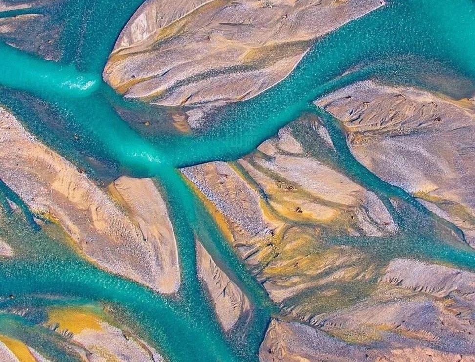 Chang trai an, ngu tren tau, di khap Trung Quoc chup lai canh ky vi hinh anh