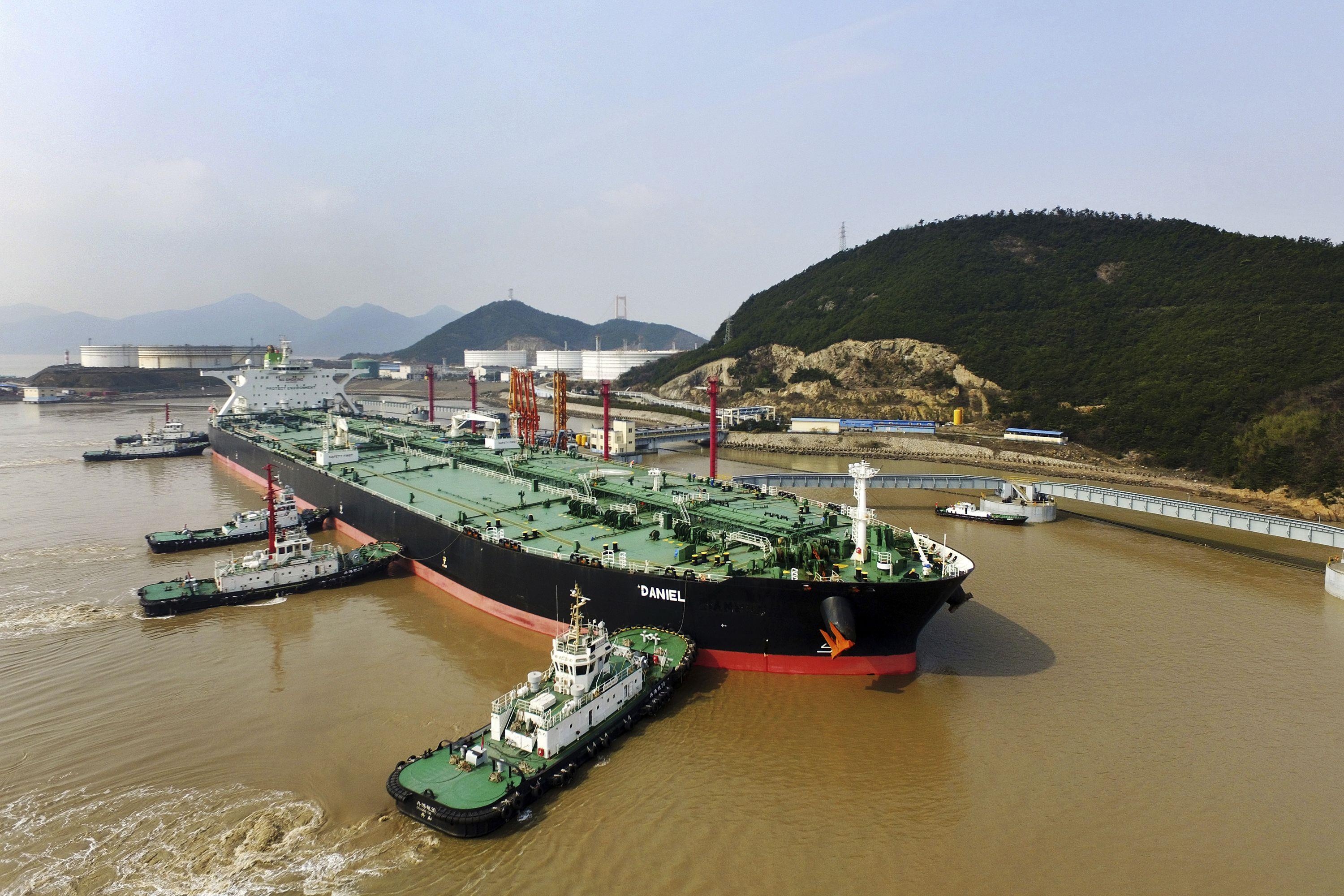 My lan dau tien trung phat cong ty Trung Quoc vi mua dau Iran hinh anh