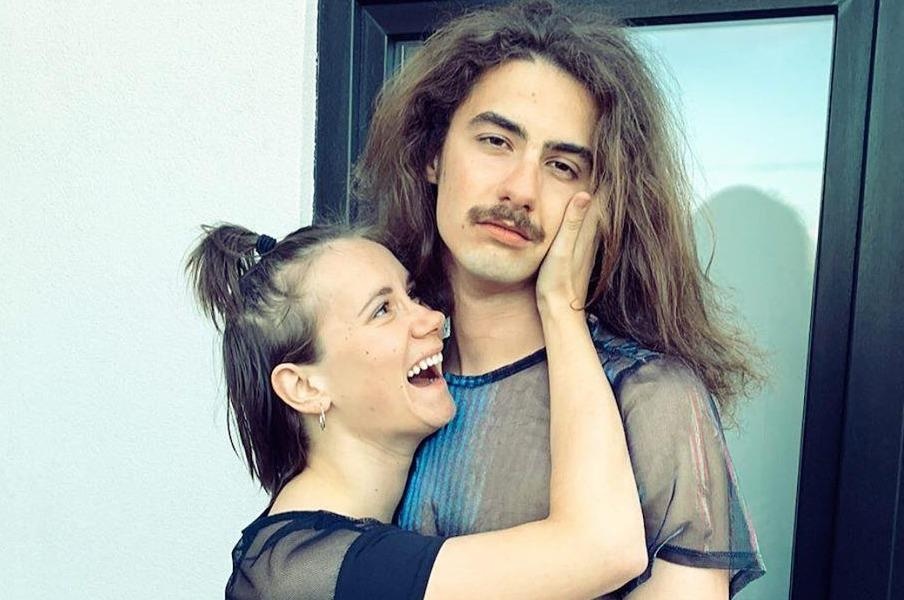 Co gai mat mang khi co vuot song Alaska toi 'xe ma thuat' hinh anh