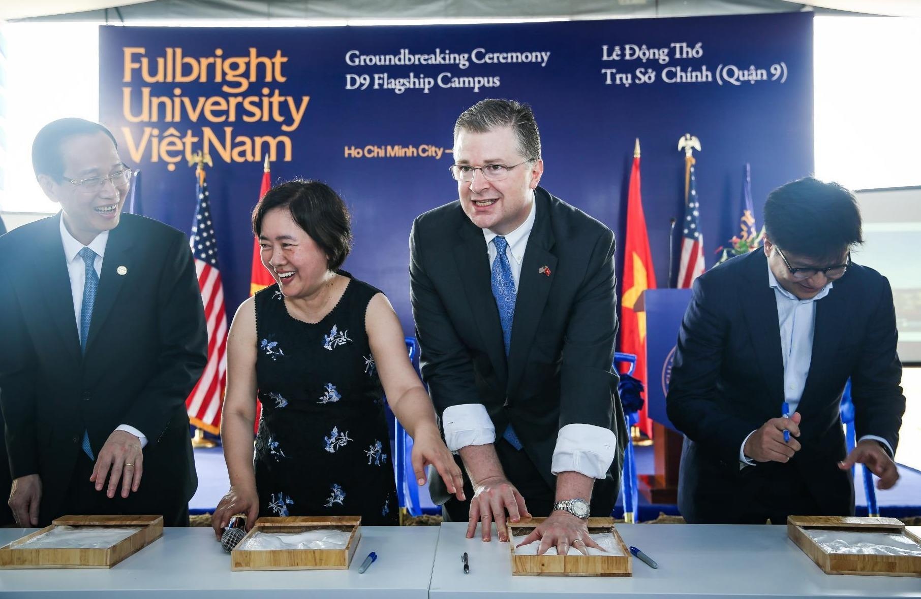 DH Fulbright dat kiem dinh quoc te ve chuong trinh chinh sach cong hinh anh