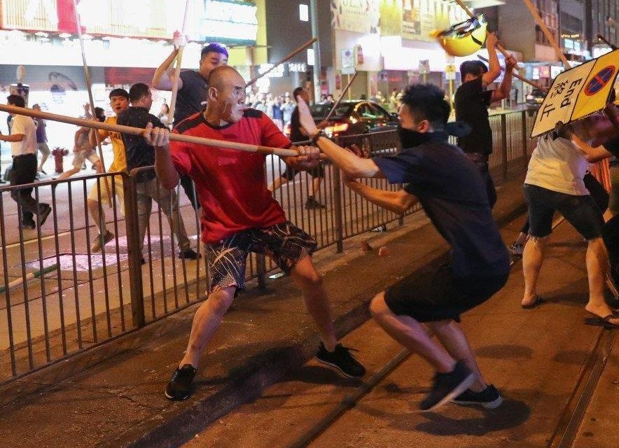 Them nhom nguoi la cam gay hanh hung nguoi bieu tinh o Hong Kong hinh anh