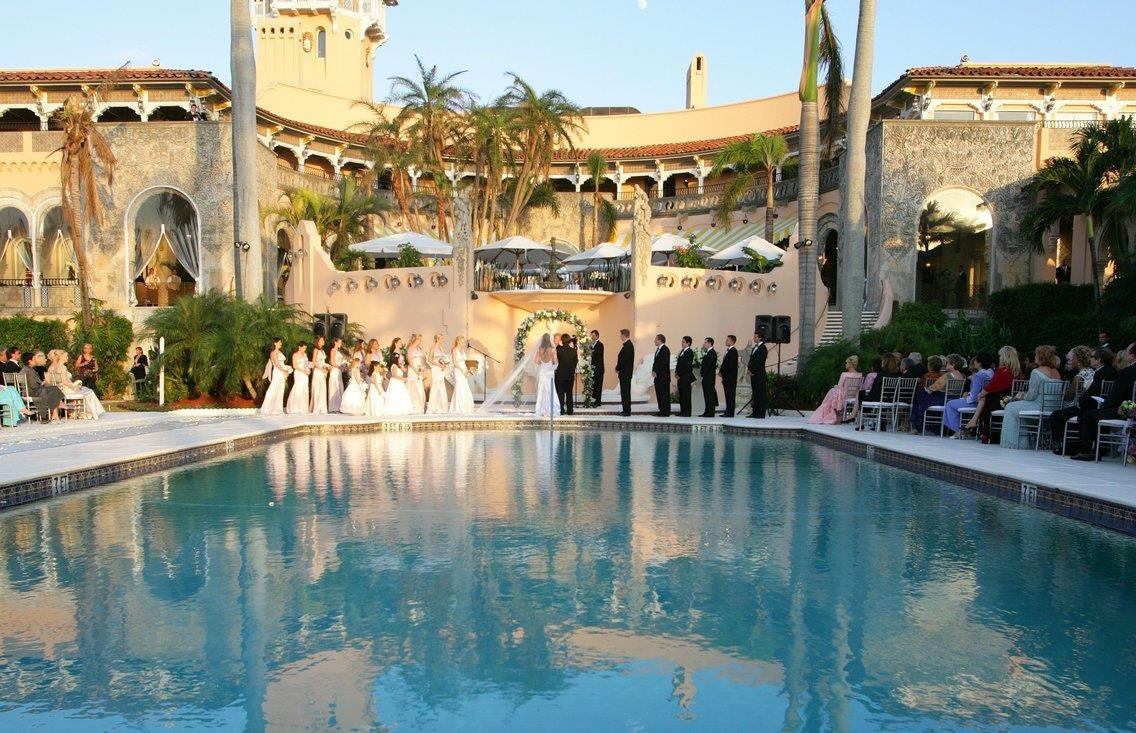 Tranh cai viec bo truong My dat tiec tai khach san cua TT Trump hinh anh