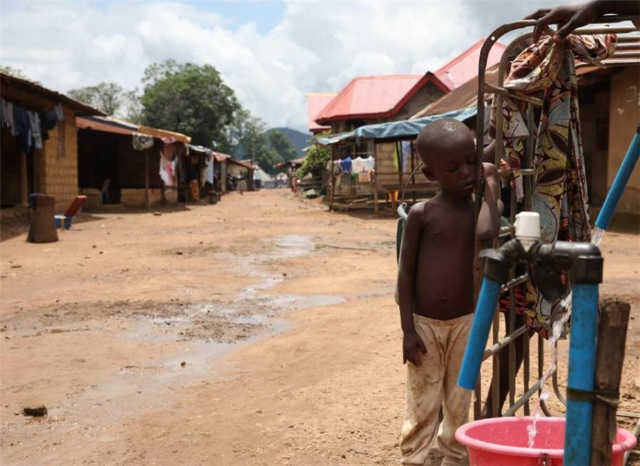 Cho TQ khai thac, Sierra Leone ‘van hoan ngheo’ du ngoi tren mo vang hinh anh