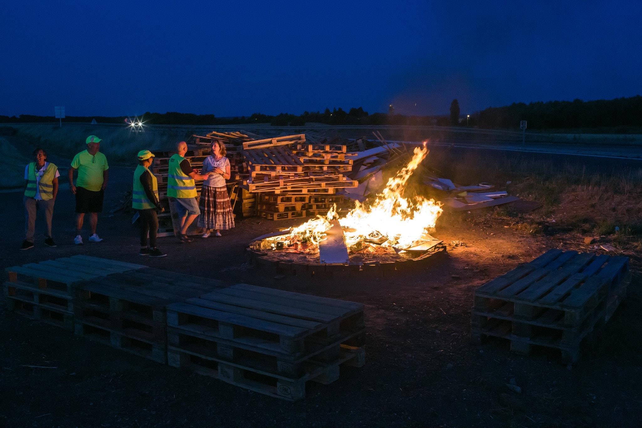 ao khoac vang o Phap anh 9