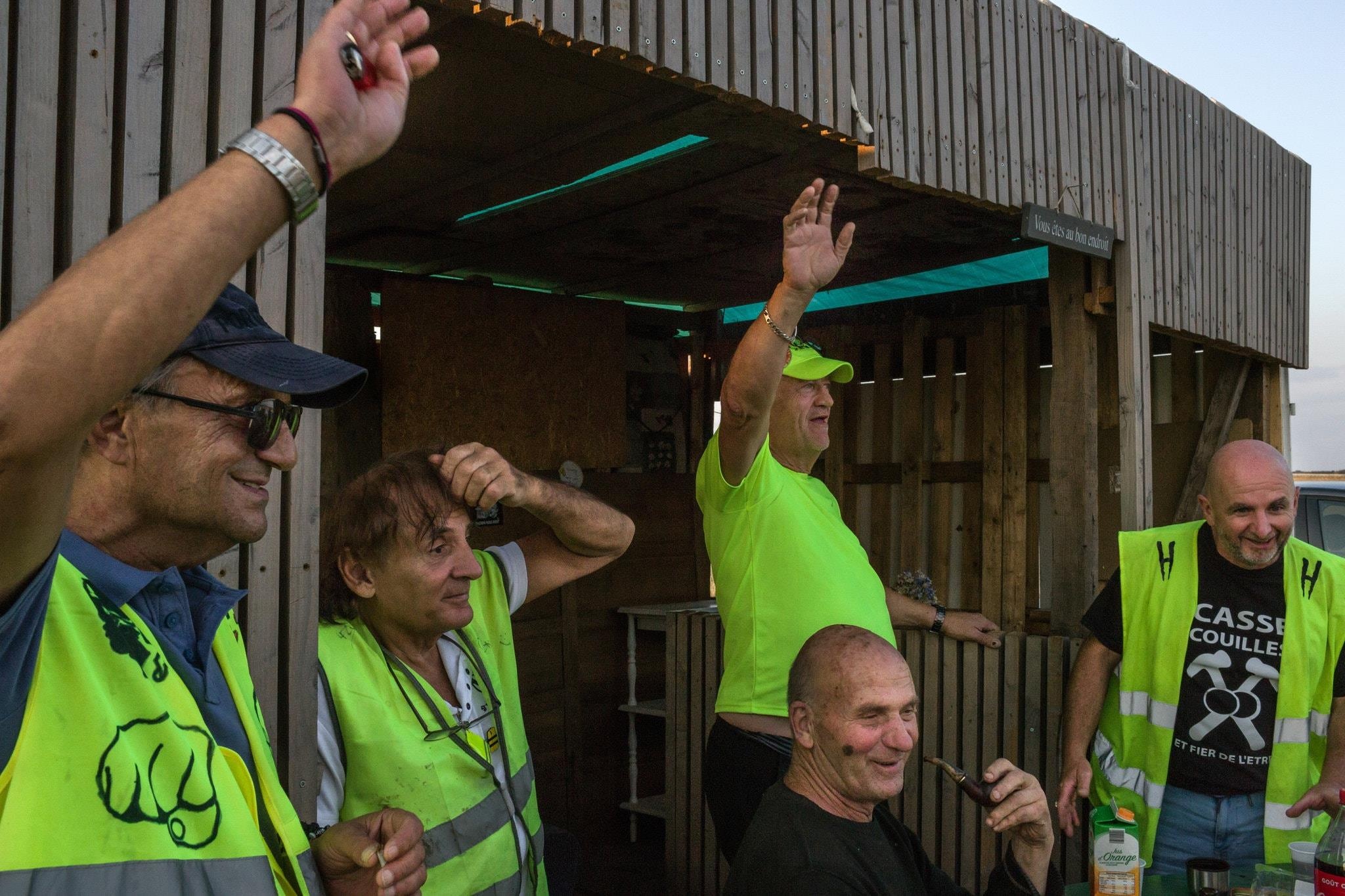 Nguoi giau Phap di xa nghi he, nguoi ngheo ra giao lo dot lua trai hinh anh