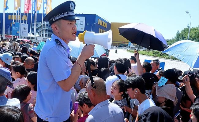 Canh gan tram nghin nguoi chen lan ngay khai truong sieu thi IKEA o TQ hinh anh