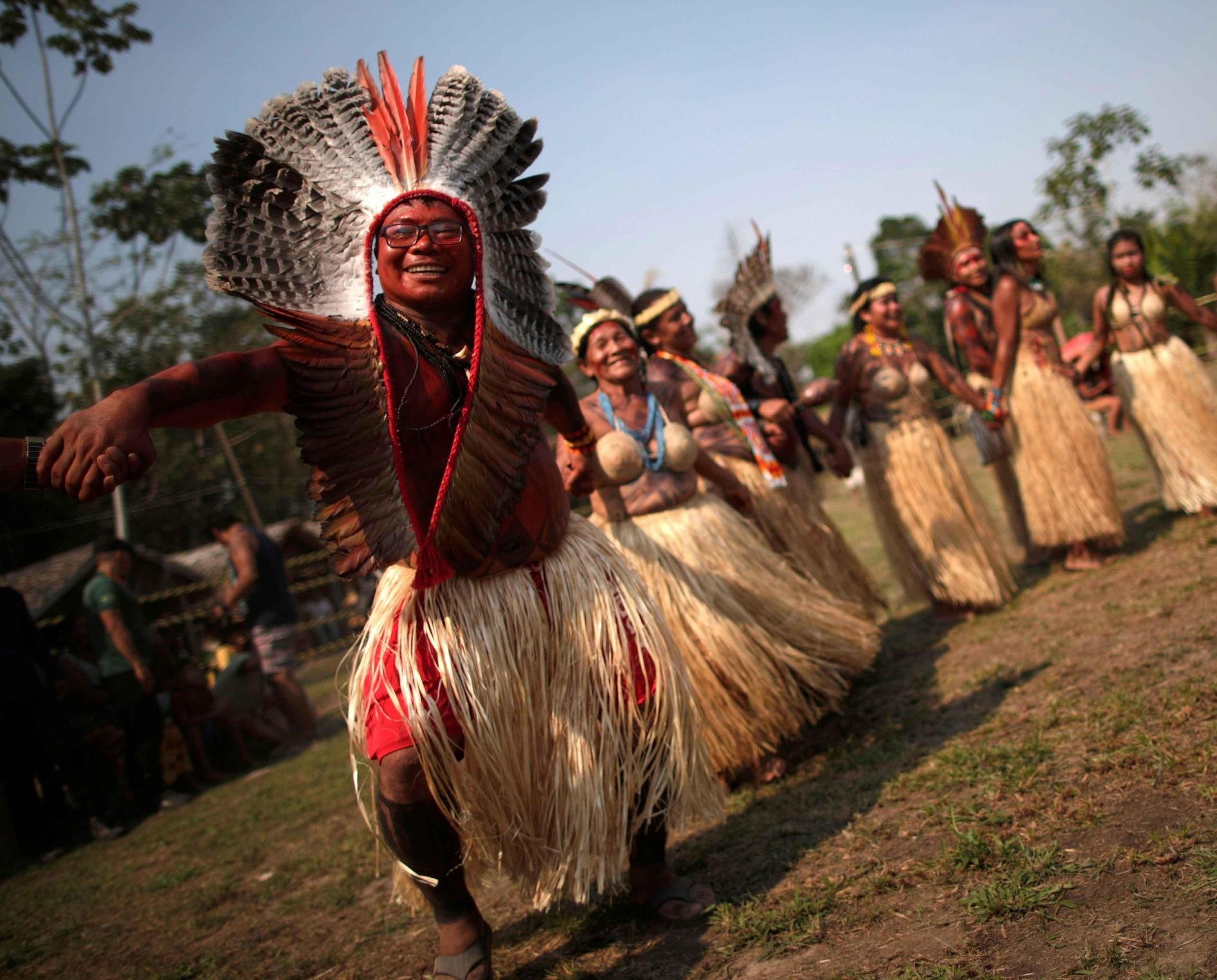 Bo lac Brazil nhay mua, cau nguyen de rung Amazon het chay hinh anh