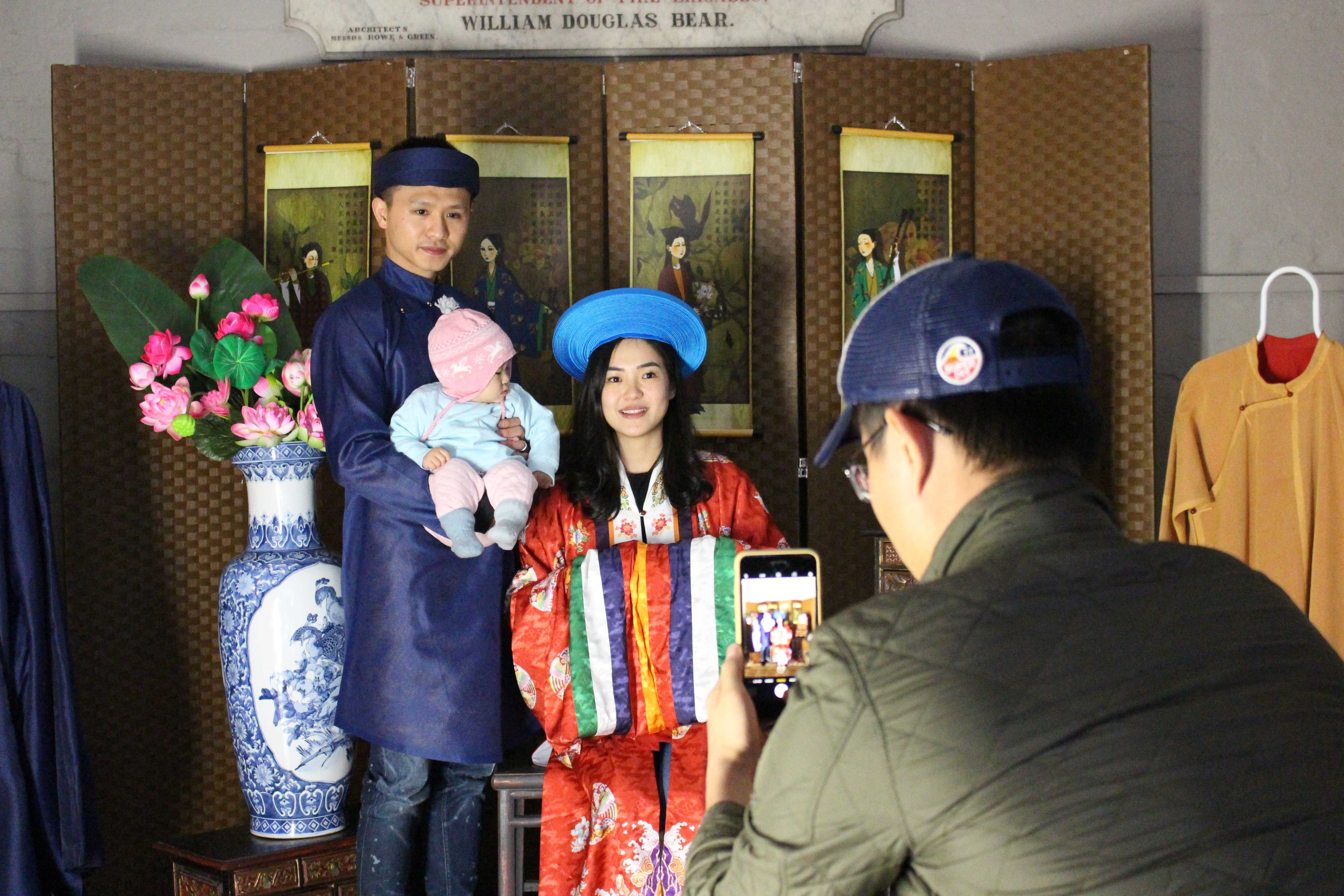 Trien lam cac thiet ke ‘thoi hon’ tu van hoa nha Nguyen o Sydney hinh anh