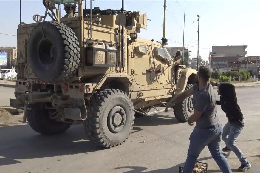 Bi phan boi, nguoi Kurd nem khoai tay vao linh My dang rut di hinh anh