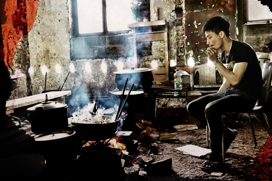 Vietnam City o Phap: Ban ngay nau an, dem den nhay xe container hinh anh