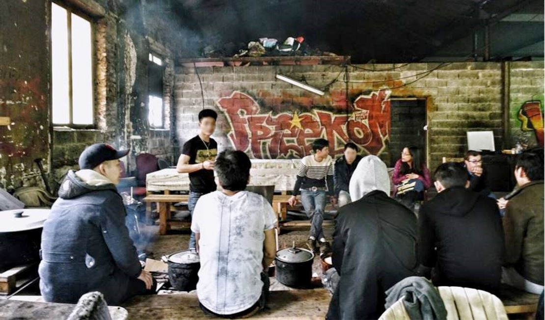 vietnam city trai di dan Viet o Phap anh 6