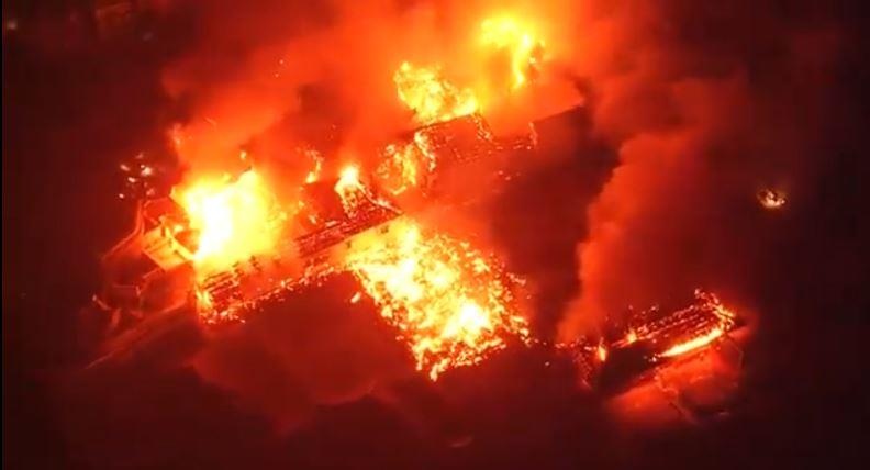 Lau dai 600 nam o Nhat Ban chim trong bien lua hinh anh