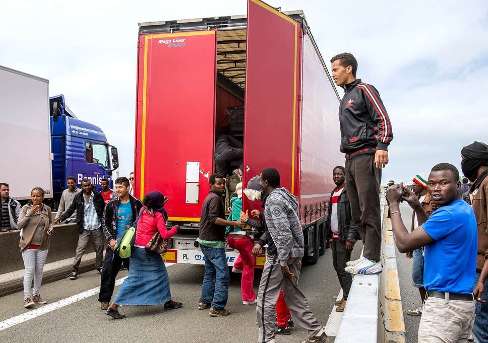 Mot tuan sau vu 39 thi the, Bi phat hien 12 nguoi tren xe dong lanh hinh anh