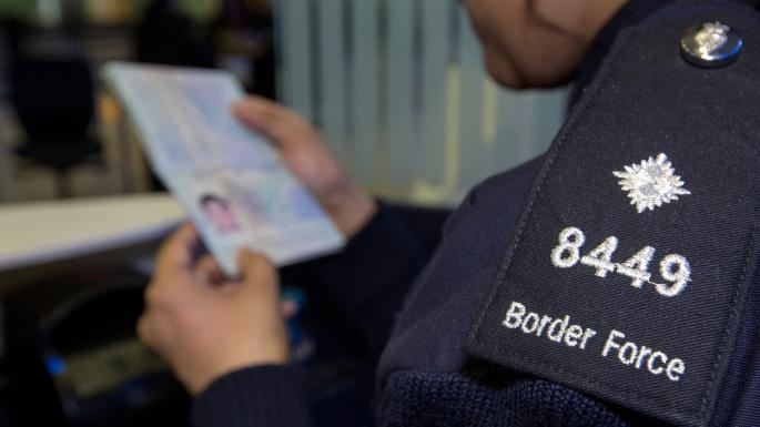 Hang loat thieu nu Viet nhap hoc o Anh roi bien mat hinh anh