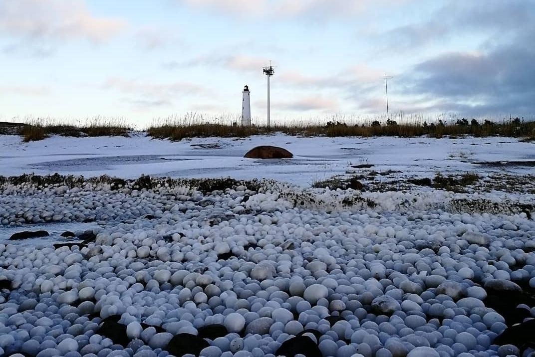 Hang nghin vien cau bang nhu ‘tran chau’ phu kin bo bien Phan Lan hinh anh